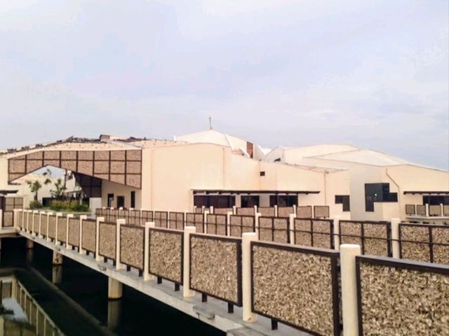 靜臥於四草大橋畔的白色聚落：台江國家公園遊客中心