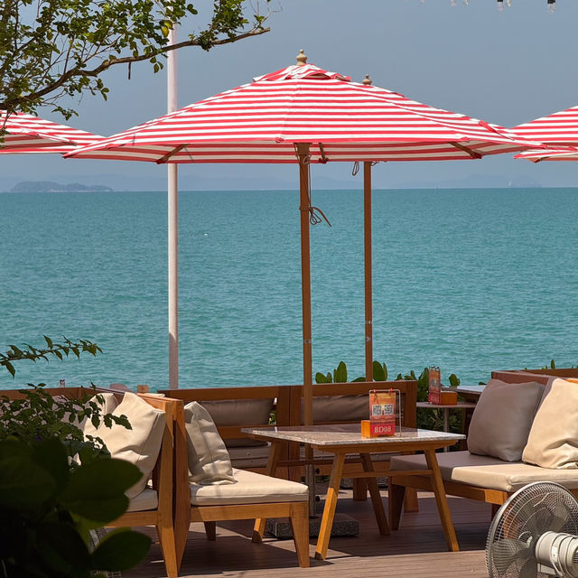 คาเฟ่ริมทะเลสุดชิล Vibes สวยดีต่อใจ #พัทยา 🌸🥤🏝️