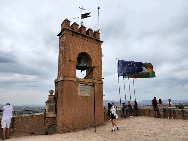 [🇪🇸グラナダ] アルハンブラ宮殿の異なる魅力、アルカサバとカルロス5世宮殿