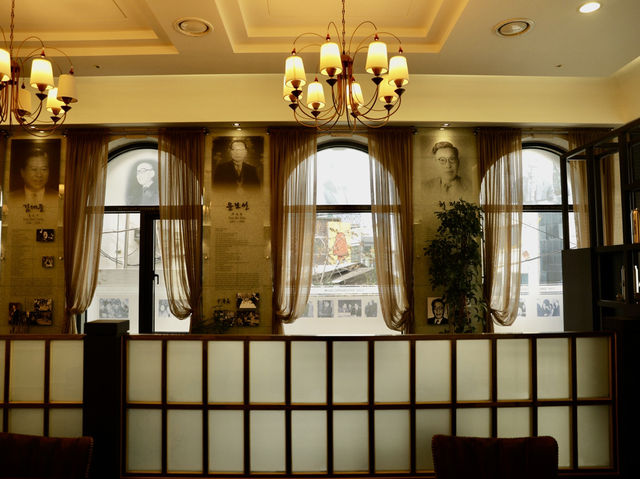 首爾明洞｜Diplomatic Club 結合咖啡香與歷史氛圍的靜謐空間☕📸