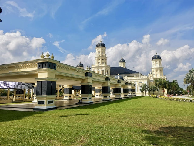 🕌✨ *Sultan Abu Bakar Mosque: Johor’s Crown Jewel of Islamic Architecture!* ✨🕌