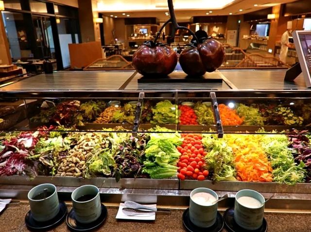 雲品溫泉酒店日月潭二樓的餐廳，以其五大開放式廚房和各式豐盛的美食佳餚聞名