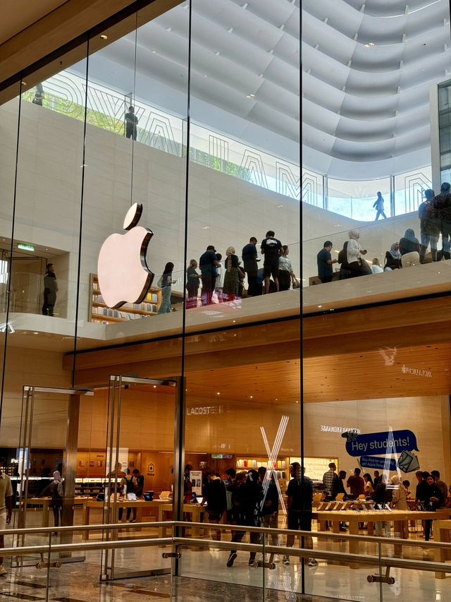 🍎 Tree or Tech? Where Are These Apple Stores?