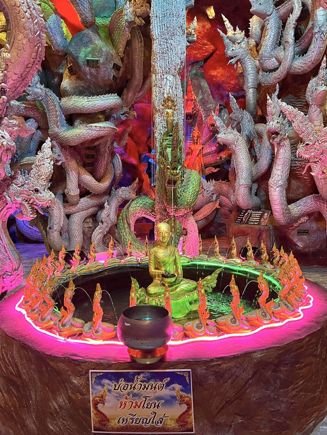 神話の龍「パヤナーク」に出会える寺院🐉✨—ワット・マニウォンで神秘の旅を。