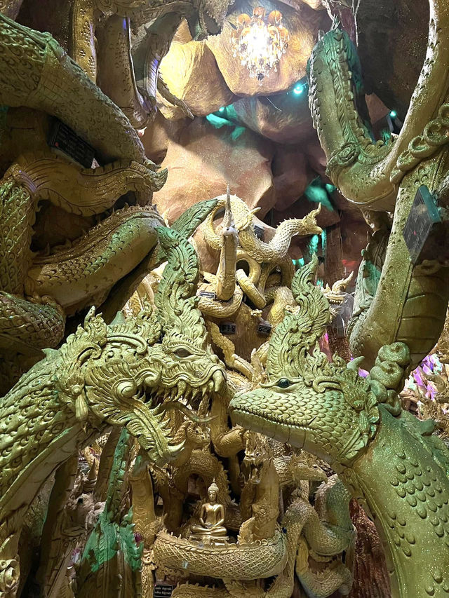 ✨カラフルな龍のトンネルをくぐって、神秘の寺「ワット・マニーウォン」へ🌈🐲