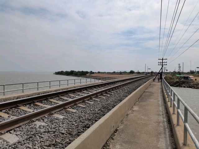 รถไฟลอยน้ำ บ้านโคกสลุง จ.ลพบุรี