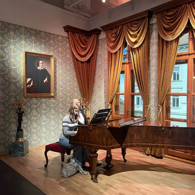 Budapest's Hidden Gem: The Madame Tussauds Wax Museum! ✨📸
