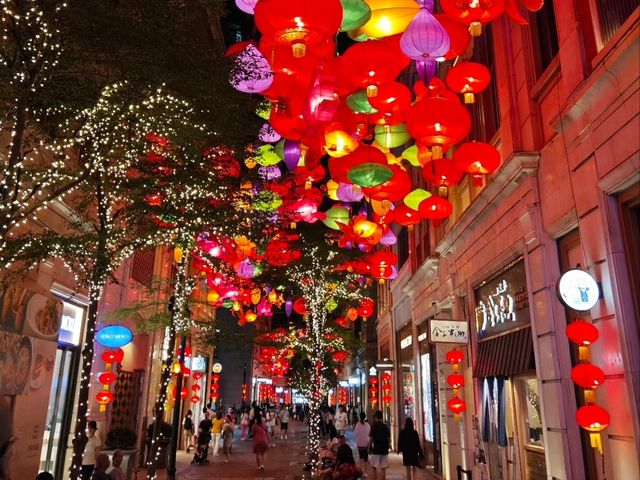 🌃✨ **香港浮世繪｜維港與廟街的魔幻對照記** 🏮🚢  