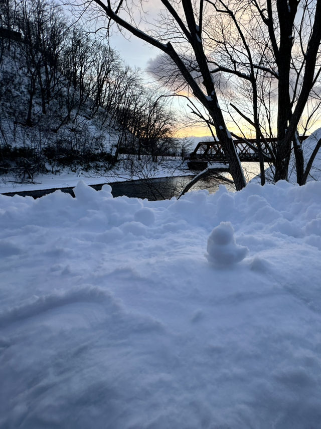 夢幻藍光冰之城！北海道「支笏湖冰濤祭」讓你秒進冰雪童話世界❄️✨