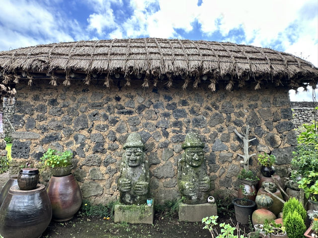 🏡一腳踏進濟州古代生活現場！《城邑民俗村》：這不只是村落，是一座活著的歷史博物館！🌾⛰️