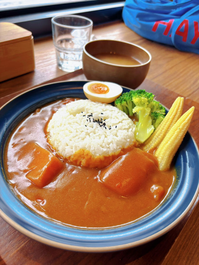 🍛 桃園咖哩控的快樂據點｜暮咖哩 ：一口脆皮暮暮雞，溫柔又濃郁的午餐時光