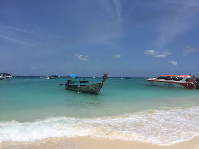 🏝️ เกาะพีพี กระบี่ | ทะเลสีฟ้าใส กับภูเขาหิน