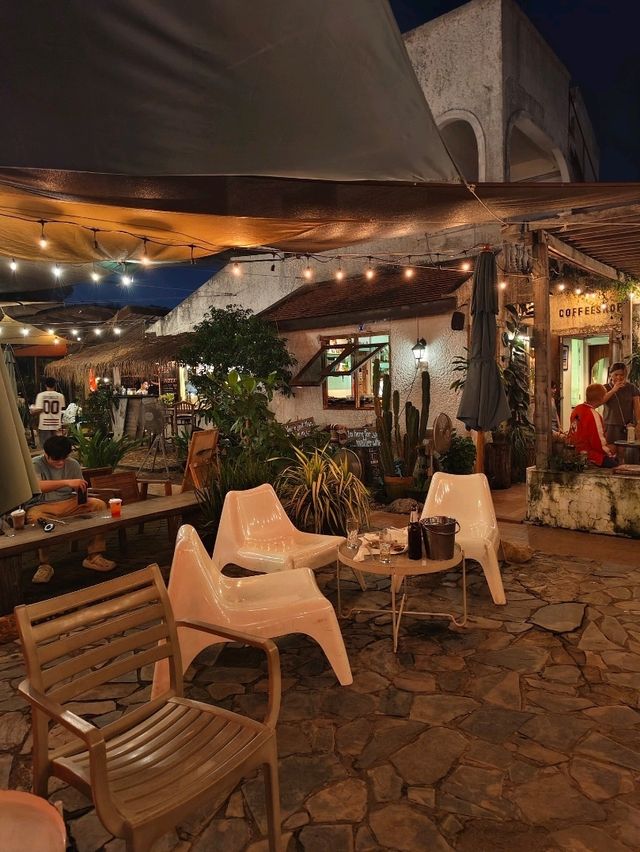คาเฟ่และนั่งชิวริมหาดที่ Little town ศรีราชา
