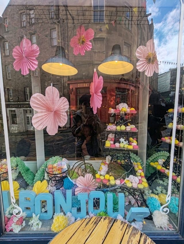 Discovering Victoria Street: Edinburgh's Colorful Fairytale