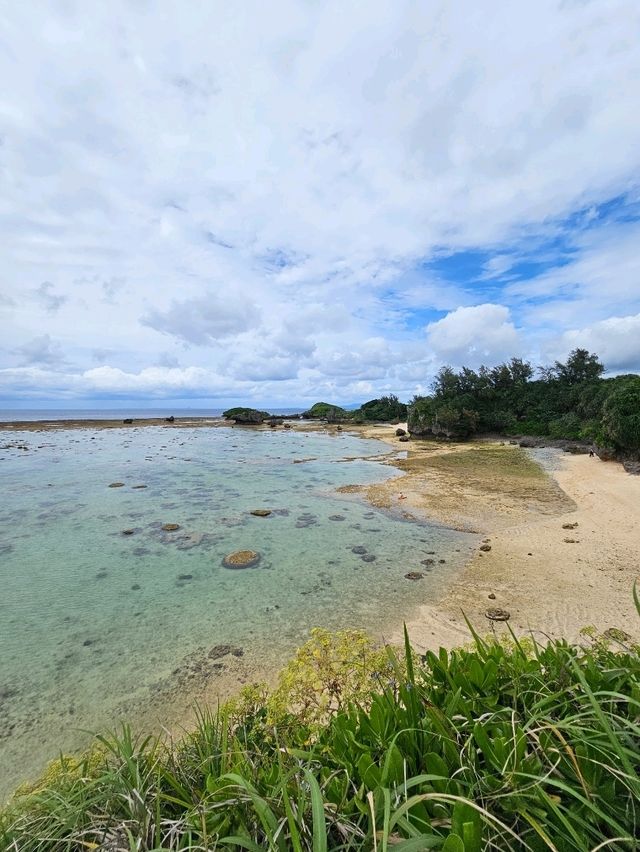 🌊自然が作る景色、「岩の窓」で撮る沖縄ブルーな一枚。