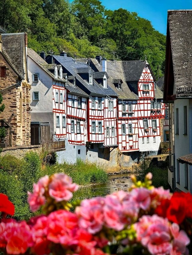 🏡🌿 Monreal: A Fairytale Village in the Eifel