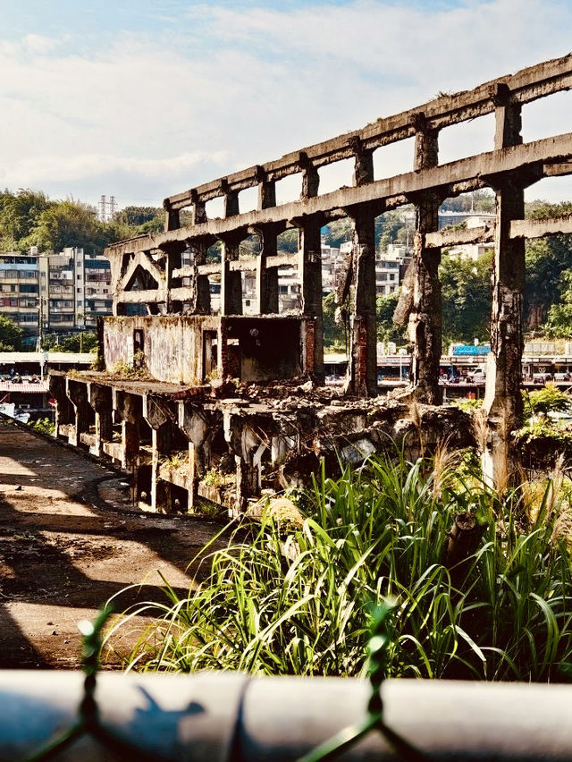 「廢墟中的工業記憶 — 阿根納造船廠。」 「廢墟中的工業記憶 — 阿根納造船廠。」