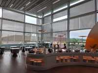 富國島機場候機，走進 THE Sens Lounge，立刻被高挑採光與現代設計吸引