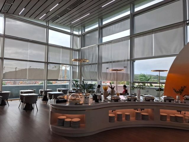 富國島機場候機，走進 THE Sens Lounge，立刻被高挑採光與現代設計吸引