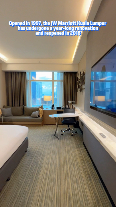 Lokasi strategis di seberang Pavilion Kuala Lumpur?!
Dibuka pada tahun 1997, JW Marriott Kuala Lumpur telah direnovasi selama setahun dan dibuka kembali pada tahun 2018. Sebanyak 738 kamar dan suite telah direnovasi dengan material modern dan gaya krom yang dipoles serta fasilitas yang ramah teknologi. 9 kamar Cabana Poolside baru juga dibuka di Lantai 6 untuk pengalaman menginap yang lebih santai.
.
Kamar
1️⃣ Superior (King/Twin) - 36 m²
2️⃣ Deluxe (King/Twin) - 40 m²
3️⃣ Executive Deluxe (King/Twin) - 40 m²
4️⃣ Club Deluxe (King/Twin) - 40 m²
5️⃣ Cabana Poolside (King/Twin) - 55 m²
.
Suite
1️⃣ Studio - 65 m²
2️⃣ Junior - 71 m²
3️⃣ Satu Kamar Tidur - 72 m²
4️⃣ Dua Kamar Tidur - 104 m²
5️⃣ VIP - 288 m²
6️⃣ Chairman - 244 m²
7️⃣ Presidential - 1938 m²
.
📍 JW Marriott Hotel Kuala Lumpur
#kualalumpurguide #kualalumpur #malaysia