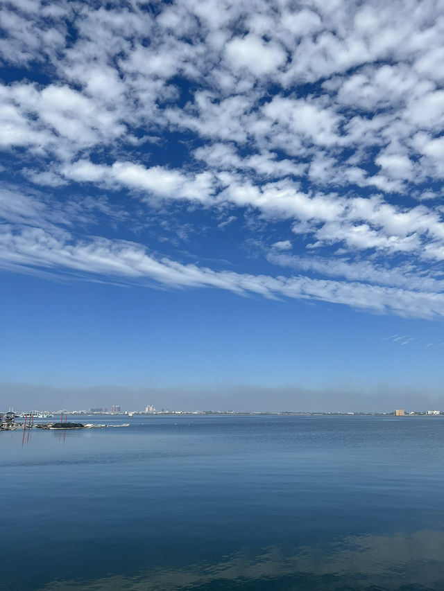屏東｜大鵬灣 & 濱灣碼頭——把天空的雲當成船帆，沿著潟湖把藍一路航向海口 🌊⛵️