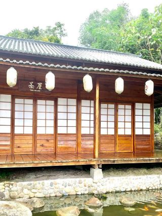 아시아 헤리티지: 중국, 일본, 한국을 한 곳에서 바로 여행하세요! 🏮⛩️🌸
비행기를 타지 않고도 아시아의 숨 막히는 휴양을 경험하고 싶으신가요? 무아라 파자르에 위치한 아시아 헤리티지는 울창한 정원, 테마별 건축물, 그리고 생동감 넘치는 문화 공간을 통해 중국, 일본, 한국의 정취를 느낄 수 있는 곳입니다. 동아시아 최고의 명소들을 하루 만에 모두 만나보세요!

추천 코스:
조용히 산책하고 싶다면 일찍 도착하세요. 상징적인 중국식 문과 탑에서 시작하여 벚꽃이 늘어선 일본식 골목길을 거닐어 보세요. 한복 사진 부스에서 K-드라마 속 한복을 입은 듯한 기분을 만끽해 보세요!

꼭 해봐야 할 액티비티:
대여한복을 입고 포즈를 취하고, 일본 코너에서 서예를 배우고, 정교한 병마용과 함께 사진을 찍어보세요. 현지 간식을 좋아한다면 미니마켓 가판대에서 모찌나 비빔밥을 즐겨보세요.

인스타그램에 올릴 만한 사진 명소:
해돋이에 아름다운 조명을 자랑하는 붉은 중국식 다리, 특히 봄철에 아름다운 사쿠라 아치, 그리고 아기자기한 등불 터널은 독특한 필름이나 단체 사진을 찍기에 안성맞춤입니다.

실용 팁:
아시아 헤리티지는 오전 8시에 개장하므로 9시 30분 전에 도착하면 인파를 피할 수 있습니다. 넓은 부지이므로 편안한 운동화는 필수입니다. 테마 의상과 소품은 현장에서 대여할 수 있어 사진 촬영에 좋지만, 추가 요금이 발생하지 않도록 빨리 반납하는 것이 좋습니다!

주의 사항:
한낮에는 더울 수 있으니 자외선 차단제를 준비하고 충분한 수분을 섭취하세요. 탑 근처 연못은 미끄러울 수 있으니 비 오는 날에는 발걸음을 조심하세요. 일부 음식 가판대는 현금만 받으니 소액 지폐를 지참하세요.

#무아라파자르 #아시아헤리티지 #동아시아분위기 #사진 명소 #인도네시아여행