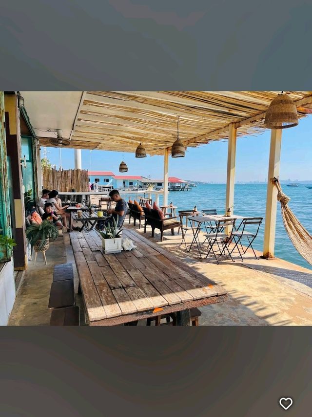 Fat submarine cafe and restaurant  เกาล้าน