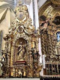 산 페르난도 성당 - 시간의 벽에 새겨진 믿음의 흔적 