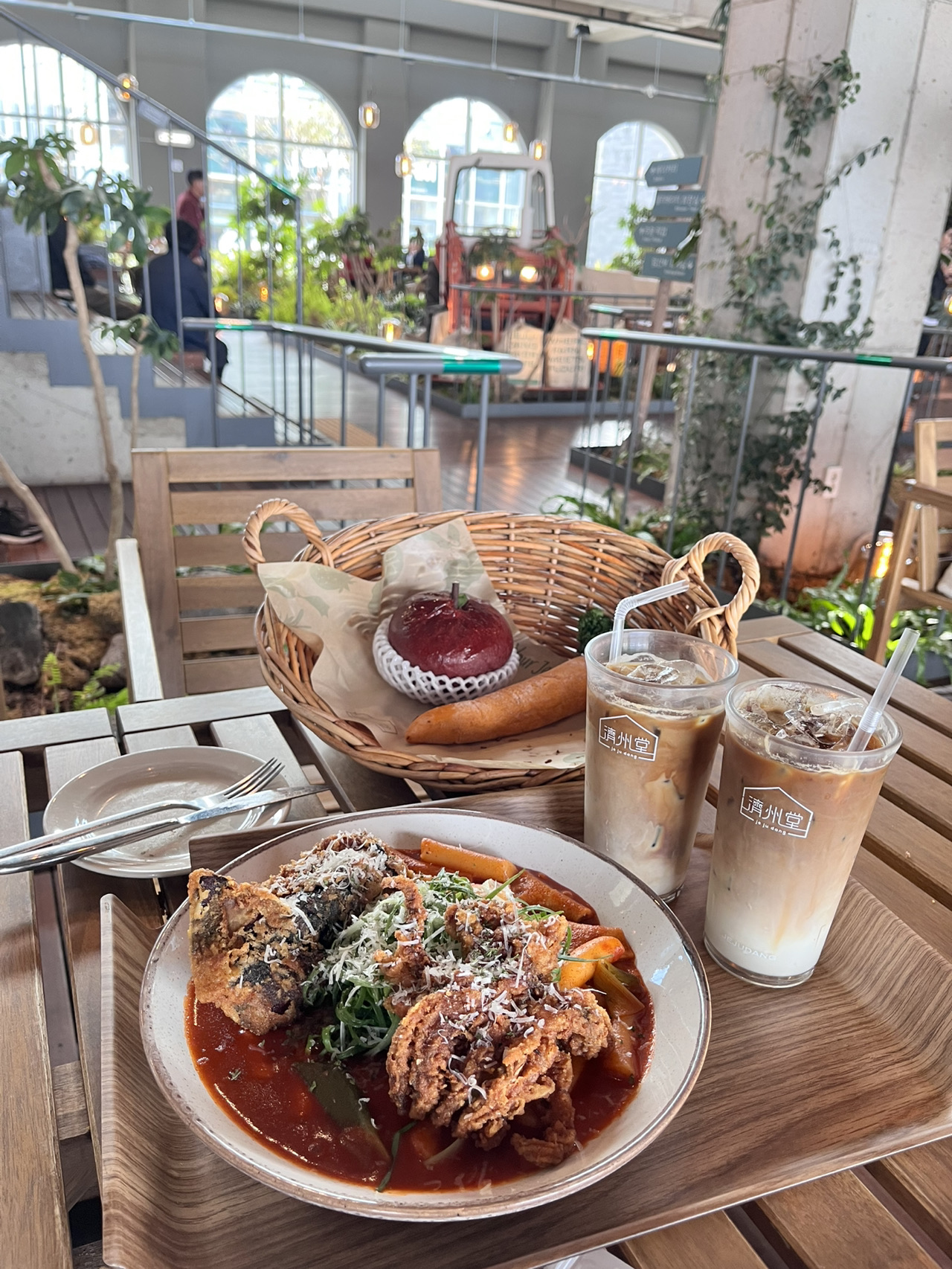 Jeju Island Cafe photo route sharing, autumn can also enjoy the beautiful scenery of mango sea ☀️🌾, cafe hunting experts must recommend, easy driving + photo + food triple experience! This time we recommend Jeju Hall, whether you are a bread lover or like some Korean fusion hot food, it will definitely satisfy your appetite; after going to the cafe, you can also rush to the next 9.81 Park to play gravity-free racing, perfect enriching half-day trip!

Trip highlights:
· In autumn, there is a large sea of ​​spectacular mangroves outside Jeju Hall.
· cafe menu has a lot of choices, bread baskets, hot food, pasta, risotto, fried year cake at once satisfied;
· Self-driving friend favorite! There is free parking outside Jeju Hall, which is super convenient;
· After playing Jeju Hall, go directly to 9.81 Park next to it to experience gravity-free racing and challenge the limits of speed, which is exciting and fun.

Jeju Island Cafe Photography Route Recommendation:

❶ Jeju Dang Cafe
📍Address: 1281 Yawol-ro, Yawol-eup, Jeju (제주시 애월읍 애월로1281)
🕒 Opening hours: 09:00~20:00 (Recommended to visit during brunch or afternoon tea, high popularity and large sea of ​​​​mango grass, the most beautiful in autumn!)
Reason for recommendation: The bread basket is super eye-catching, in addition to different choices of bread, there are also dazzling hot food options; the environment is comfortable, suitable for slowly hea and check-in. Not afraid of too many people to sit, basically at any time there are beautiful seats, and self-driving people do not have to worry about parking problems.

❷ 9.81 Park
📍Address: 1168 Yawol-ro, Yawol-eup, Jeju (제주시 애월읍 애월로1168)
🕒 Opening Hours: 10:00 ~ 18:00
Reason for recommendation: A few minutes walk next to Jeju Hall, super suitable for unwinding after eating! Featuring gravityless racing tracks, you can feel the pleasure of speed firsthand, and both couples and friends have fun.

cafe hunting real experience TIPS:
Autumn choice of Jeju Hall is really great, mangosteen sea as the background, bread basket into the mirror, a casual shot to have high-quality beauty photos 👑! I recommend the bread to try. It's crispy on the outside and soft on the inside. The amount of bread is super ceremonial. Also every corner is beautiful, it is recommended to bring a camera & tripod directly to shoot half a day!

Value peripheral tips:
· The sea of ​​​​mangosteen blooms most beautifully in autumn, probably from October to November.
· 9.81 Park fares are divided into timeslots.

Itinerary Topic Sharing:
#Jejucafe #Autumn Mangrove Sea #Driving Jeju Strategy #9.81Park Racing Group #Bread Controller's Paradise