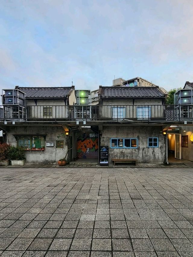 Urban Vibes & Vintage Feels 🌆✨ Urban Vibes & Vintage Feels 🌆✨