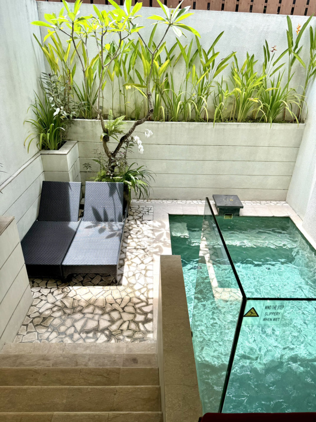 #staycationmewah Villa Kayu Raja tipe 1 Bedroom dengan harga per malam mulai dr 2 jutaan, cocok banget buat kamu yang pengen stay di villa private dengan suasana tenang dan nyaman di area Seminyak. Villanya didesain homey dengan sentuhan modern tropis, lengkap dengan private pool yang bisa kamu nikmati kapan saja tanpa sharing. Area kamar tidurnya luas, nyaman, dan terhubung langsung ke area outdoor, bikin vibes santainya dapet banget.
Ambience villanya adem dan private, pas buat honeymoon, couple getaway, atau staycation santai bareng pasangan. Lokasinya juga strategis, dekat restoran, café, dan spot hits Seminyak, jadi gampang buat eksplor tanpa ribet. Villa ini cocok buat kamu yang cari kenyamanan, privasi, dan lokasi yang praktis dalam satu tempat. Stay di sini dijamin bikin betah #VillaKayuRaja #SeminyakVilla #HoneymoonBali 