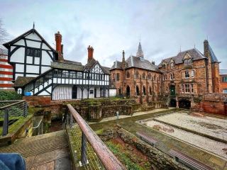 歴史的に古い建物が好きなら、この通りには、よく保存され、愛されている建物がたくさんあります。そのほとんどは元々この通りにはなかったものです。