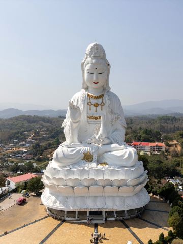 タイでこんな像に出会うなんて、きっと想像もしていなかったはず