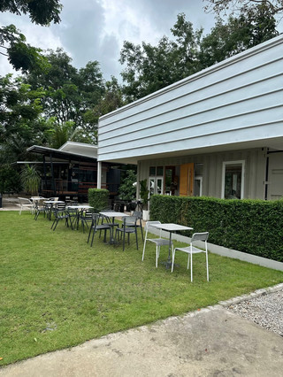 #รับส่วนลดไม่พึ่งดวง 
 MONHOME Cafe'
ใครชอบถ่ายรูป วันนี้เราแนะนำคาเฟ่นั่งชิวๆ กับบรรยากาศดีๆ มีที่นั่งหลายโซน นั่งชิวๆ รับลม หรือโซน ห้องแอร์ นั่งเล่น นั่งทำงาน เหมาะกับการพักผ่อน ลองมา กันนะคะมีทั้งขนมและเครื่องดื่มพื้นที่กว้างขวาง สนามหญ้าพื้นที่กว้าง มีเด็กๆมาด้วยก็เหมาะมากค่ะสงบ โปร่งโล่ง ให้ไวป์ชิลๆ กับมุมถ่ายรูปเก๋ๆหลากมุมมีทั้งความ Luxury ใครกำลังหาร้านใหม่ๆ ที่ถ่ายรูปใหม่ๆ แนะนำเลย จะสายมินิมอล สายธรรมชาติ หรือสายอบอุ่น ก็ครบจบในที่
มีที่จอดรถเยอะ
เปิดทุกวัน 08:00 - 18:00
พิกัด | ถนนเสรีไทย ซอยหนองมันปลา 3 เส้นน้องนิดเซ็นเตอร์#คาเฟ่ #คาเฟ่สกลนคร #สกลนคร #คาเฟ่สบายๆ #คาเฟ่ธรรมชาติ
#MONHOMECafe  