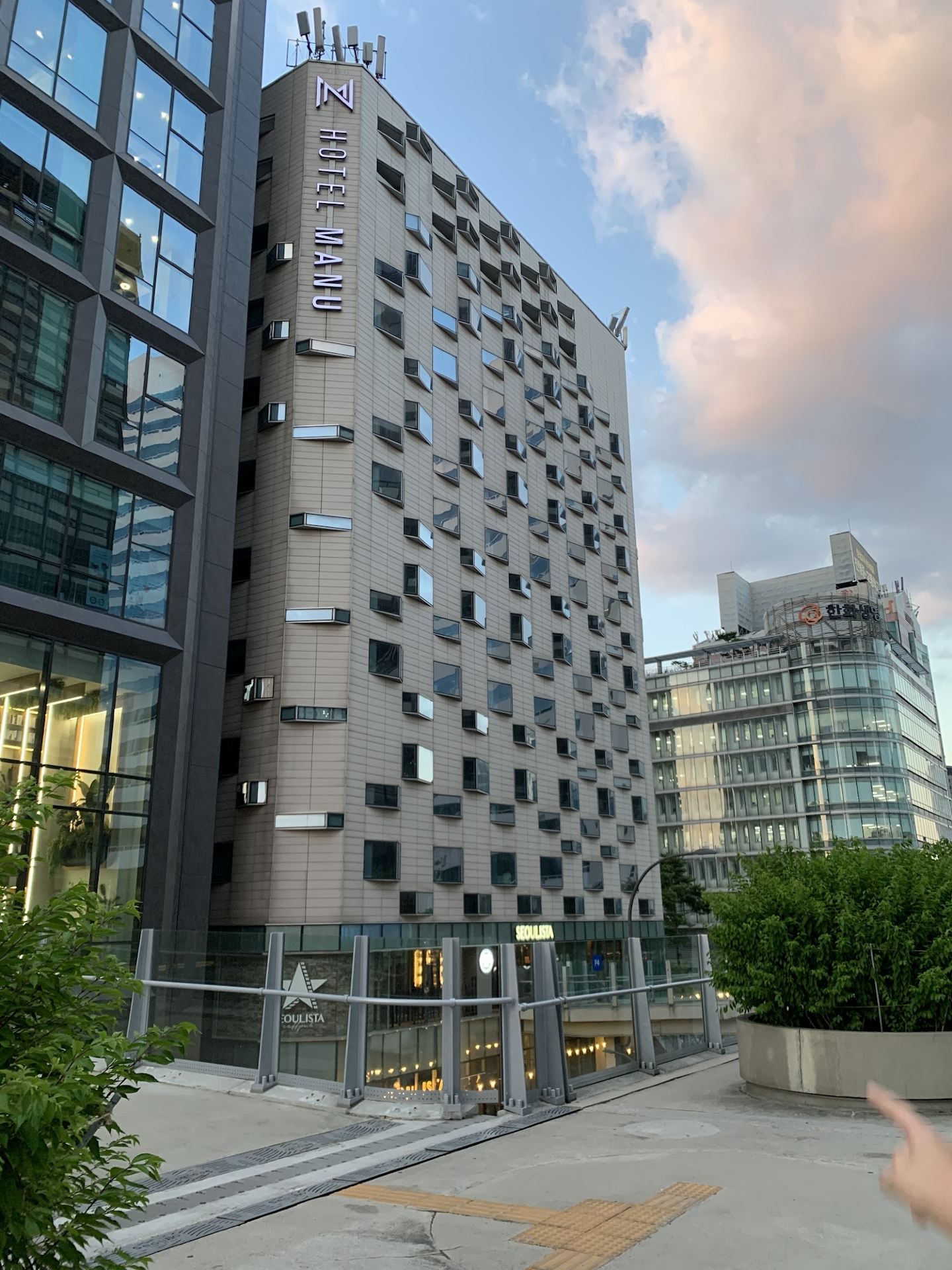 💖 First Impression: An Absolute "Aesthetic Explosion"!

Hey girls, and all my travel-loving friends! If I were to take you to a truly unforgettable and incredibly stylish place to stay in Seoul today, it would hands down be Hotel Manu. ✨ Honestly, the moment I checked in, my heart just went: "Wow, this hotel isn't just a place to crash for the night—it's a literal Design Piece!"

Even before walking in, I knew its location was top-tier, situated right in the heart of downtown Seoul in the Jung-Gu district. But the second you step into the lobby, the whole "great location" thing takes a backseat, because the hotel's design itself is a massive draw!

🏨 🏢 Visuals & Vibe: A Timeless Korean Urban Aesthetic 🖼️✨

🔲 Design Concept: The biggest hook for me is definitely its "clean and punchy" yet "personality-packed" design style. It’s not just mindless luxury; it’s an aesthetic that uses bold lines and color blocking to serve major Urban Vibes.

🔲 Outdoor Connection: The most insane functional feature? It connects directly to the Seoullo 7017 elevated park and Seoul Station! It’s seriously so convenient! You don't even have to stress about transportation—you can literally walk out the door and step right onto an incredibly long, picture-perfect aerial greenway. This design alone gives you a whole "Story" to tell. You can brag that you stayed at a hotel with a direct pathway to the city's heartbeat! 📸

🔲 Room Layout: Whether it was my room or the common areas, everything was packed with Geometric elements and bathed in warm yellow lighting. The designer seriously knows how to set a mood. Walking into the room feels like stepping into a high-end "art studio." Every photo you snap will make you feel like you're living on a magazine cover! It's absolutely perfect for photography lovers and anyone looking for the ultimate Instagrammable spot.

🛁 💆🏻♀️ Details & Comfort: So Thoughtful You’ll Feel Spoiled 🥰💤

🔲 Facility Bonus Points: Even though the hotel's spatial design leans minimalist, the details are incredibly "healing." I noticed the sports center and gym are open 24/7. So, even if you wake up at the crack of dawn, you still have time to stretch out in the rooftop garden or hit the fitness area. For travelers who love to keep fit and want to squeeze the most out of every minute, this is a massive plus! 👏🏻

🔲 Stay Experience: The room itself might be minimalist, but the cleanliness and comfort levels are off the charts. The bed is impeccably made, and the pillows and linens just scream "premium." The sleep quality is so good it completely recharges 🔋 a full day's worth of exhaustion!

🥐 🍽️ Food & Transit: A Vibrant Downtown Lifestyle 🚶♀️🍜

🔲 The Golden Geographic Triangle: This hotel sits right in Seoul's bustling core—Jung-Gu. You’ll never have to worry about where to eat or shop, because the surrounding area is a straight-up "food paradise"! Right next door is Namdaemun Market (Korea's oldest and largest traditional market), serving up major street food flavors and nostalgic vibes. The Myeongdong shopping district is just a short walk away, always stocked with the latest trendy finds.

🔲 Breakfast Highlights: While I couldn't find specific dining details from the hotel itself, given the prime location, I can guess that your mornings will be packed with local flair. Whether you grab a buffet breakfast or hit the streets for traditional Korean bites (like Gimbap or Korean BBQ), you're living like a local. Plus, being so central means you can hop on the subway straight to Seoul Station or Myeongdong in a flash. It’s insanely convenient! This is a day-trip planner's dream hotel! 💯

━━━━━━━━━━━━━━━
📍 Hotel Manu Seoul Practical Info:
Name: Hotel Manu Seoul (호텔 마누)
Address: Jung-Gu, Seoul, South Korea. (Check the booking page for the exact street, but it's a prime spot near Seoul Station.)
Transportation: Ultra-convenient! Within walking distance to hotspots like Namdaemun Market and Myeongdong, plus an aerial skybridge that connects straight to Seoul Station. Catching the subway is a breeze!

✨ In conclusion: If you're a traveler who appreciates "design aesthetics," "prime location," and wants an immersive urban vibe, Hotel Manu 100% deserves a spot on your list. It's more than just a place to stay; it's a deep dive into Seoul's modern city lifestyle! No joke, stay once and you'll definitely want to come back! 🫶🏻