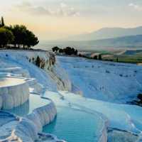 💙🏞️ Pamukkale – Türkiye’s Cotton Castle of Natural Wonders 🏞️💙