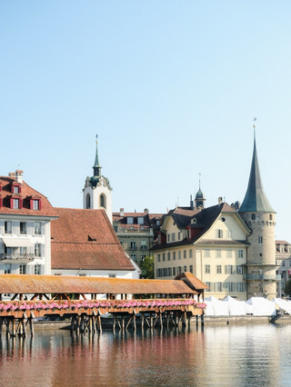 🇨🇭 Один день в Люцерне | Однодневная поездка в Люцерн 🏔️✨

Люцерн — город, который действительно предлагает полное представление о Швейцарии 🏔️✨ Он может похвастаться озером, старым городом, деревянными мостами, торговыми улицами и прекрасными горами, до которых легко добраться за один день из центра города.

Даже за один день в Люцерне вы можете составить программу, которая предложит множество впечатлений. Начните с посещения Риги-Кульм утром, затем исследуйте город во второй половине дня, посещая ключевые достопримечательности вдоль озера и рек, и завершите день прогулкой по Старому городу 🇨🇭

🚢 Озеро Люцерн — По пути к Риги-Кульм вы можете совершить прогулку на лодке из Люцерна в Вицнау, чтобы насладиться озером и окружающими горами, прежде чем подняться на зубчатой ​​железной дороге к Риги-Кульм.


📍 Риги Кульм — знаменитая гора недалеко от Люцерна, также известная как «Королева гор». С вершины открываются панорамные виды на Альпы и озеро.

🏛️ KKL Luzern — современное здание на берегу Люцернского озера недалеко от железнодорожного вокзала. Его дизайн отличается оригинальностью и контрастирует с атмосферой старого города. Вот несколько красивых мест для прогулок вдоль озера:

🌉 Мост Чапел — старый деревянный мост и главная достопримечательность Люцерна, перекинутый через реку Ройс, с его культовой водонапорной башней.

🌊 Люцернская набережная Зеепроменад — набережная вдоль Люцернского озера, идеально подходящая для неспешной прогулки и наслаждения видами на озеро и окружающие горы.

🌉 Мост Шпрейер — еще один старый деревянный мост в Люцерне, хотя и не такой известный, как Мост Чапел, предлагающий более спокойную атмосферу и другой ракурс старого города вдоль реки Ройс.


⛪ Иезуитская церковь — барочная церковь на реке Ройс, известная своими двумя башнями и красивым белым зданием. Расположенная недалеко от Часовенного моста, это отличное место для посещения во время прогулки по Старому городу.

🛍️ Хертенштайнштрассе — торговая улица в самом сердце Люцерна, где расположены магазины одежды, сувенирные лавки и магазины шоколада.

🦁 Памятник льву — памятник льву, высеченный в скале. Построен в память о швейцарских гвардейцах, погибших во время Французской революции.

🏔️ Вариант: Энгельберг и гора Титис — если у вас есть дополнительный день, вы можете посетить Энгельберг и подняться на гору Титис, чтобы насладиться альпийскими видами и ощутить атмосферу заснеженных гор.

🏨 Размещение: отель Drei Könige Luzern — в этот раз мы остановились здесь из-за его удобного расположения. Отель расположен недалеко от Старого города Люцерна и примерно в 10-15 минутах ходьбы от вокзала Люцерна. Отель классический и простой, с бесплатным Wi-Fi, круглосуточной стойкой регистрации и завтраком "шведский стол", включенным в стоимость номера. Это отличное место для знакомства с Люцерном и окрестностями. 🚆🇨🇭

🚆 Экспресс Люцерн–Интерлакен (линия GoldenPass) — Если вы закончили осмотр Люцерна и собираетесь отправиться в Интерлакен, мы рекомендуем этот живописный железнодорожный маршрут, проходящий мимо озера, деревень и горных пейзажей. Путешествие между двумя городами определенно стало одним из самых ярких моментов поездки.


🗓️Мы ездили летом, в конце июля 2026 года.

#Люцерн #Люцерн #РиджиКульм #ГораРиджи #ОзероЛюцерн #ЧасовняМост #ПамятникЛьву #МостШпрёера #СтарыйГородЛюцерна #ПутешествияПоЛюцерну #ПутешествияПоШвейцарии #ПутешествияЗарубежью #КрасивыеМестаДляФотосессий #РазговорыОПутешествиях