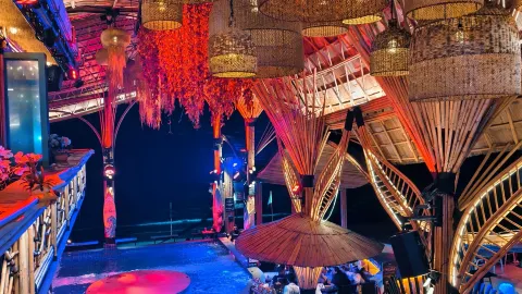 ชิลล์ช่วงกลางวันสู่โชว์ไฟยามค่ำคืน: บีชคลับที่อลังการที่สุดในอ่าวนาง 🏝️ — traveler post in เมืองกระบี่
