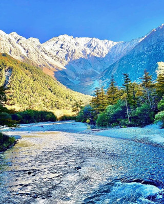🏔️🌿 日本上高地 🇯🇵 | 宛如畫卷般的自然美景
如果您正在尋找日本自然愛好者的必遊之地,那麼上高地絕對應該在您的旅行清單上! 💚
上高地位於長野縣,坐落在日本阿爾卑斯山脈之中,四周環繞著巍峨的山脈、鬱鬱蔥蔥的森林和清澈見底的梓川,讓您能夠清晰地欣賞到大自然絢麗多彩的景色。 🏞️
✨ 不容錯過的亮點:
📍 河童橋:一座著名的木橋,可欣賞到雄偉的山脈和碧綠的河流的壯麗景色。
📍 大正池:倒映著山巒和樹木的池塘,營造出一種寧靜祥和的氛圍,彷彿置身於一幅畫卷之中。
📍 明神池:一個天然池塘,是悠閒漫步、欣賞美景、體驗寧靜的理想場所。
🌿 印象:
上高地的特別之處在於其自然的純粹之美、潺潺流水聲、清新的空氣以及令人嘆為觀止的山景。這裡是散步、攝影和逃離喧囂的理想之地。
無論是在秋色正濃的時節,或是在秋色變幻的季節,上高地都能為您帶來美麗而難忘的體驗。每處都有其獨特的魅力🍂📸
💚 總而言之:對於熱愛山川、森林和寧靜氛圍的人來說,上高地是另一個不容錯過的目的地。在這裡,您定能收穫滿滿的美照和美好的回憶。
📌 地點:日本長野縣上高地市
🗓️ 通常遊覽時間:約4月中旬至11月中旬。請於出發前查詢開放日期。
#上高地 #上高地旅遊 #日本旅遊 #長野縣 #日本阿爾卑斯山 #日本旅遊點評 #自然療癒 #日本自助遊