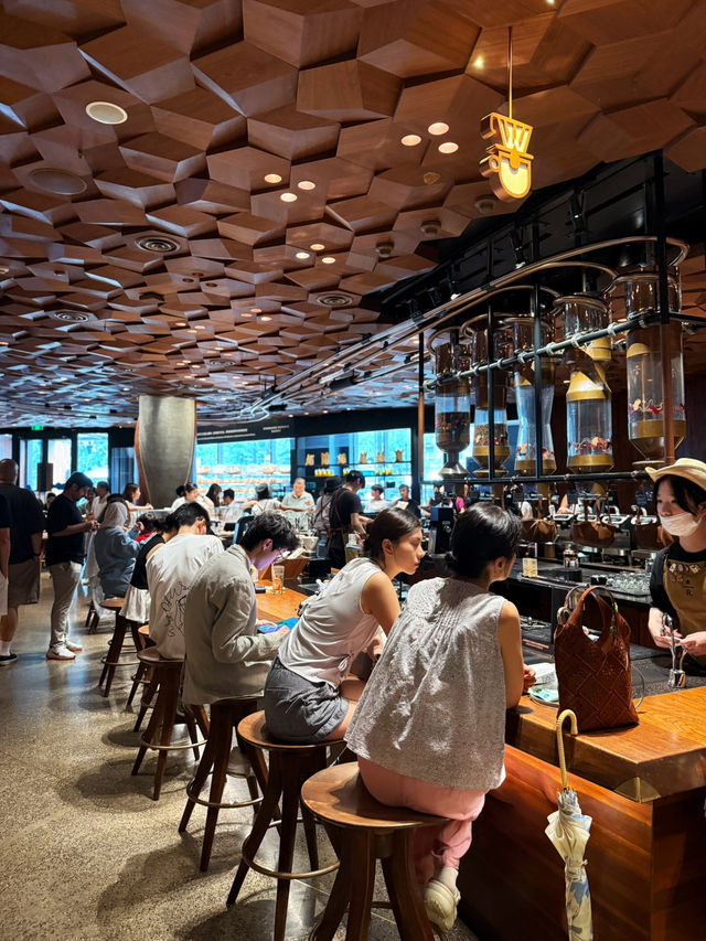 One of the world largest Starbucks 🍺