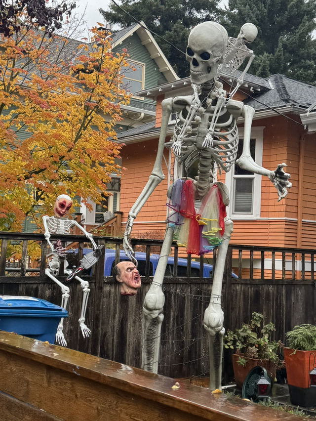 Rainy Seattle Halloween Decorations Starting Now 🌧️ 🎃 