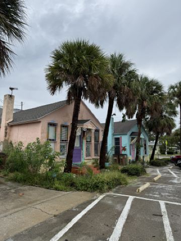 เป้าหมายการพักผ่อนริมชายหาดฟลอริดา: ทำไม Clearwater ถึงคือจุดหมายปลายทางที่ดีที่สุด 🌴🌊
หากคุณฝันถึงทริปพักผ่อนริมชายหาดฟลอริดาที่สมบูรณ์แบบ คุณต้องใส่ Clearwater ไว้ในแผนการเดินทางของคุณ! หาดทรายขาวละเอียดกว้าง น้ำทะเลสีฟ้าครามสวยสมบูรณ์แบบ และพระอาทิตย์ตกดินที่งดงามจนคุณอยากอยู่ต่อทั้งคืน (และอาจจะไปล่องเรือชมพระอาทิตย์ตกดินด้วยก็ได้) 🛥️

สถานที่ท่องเที่ยวยอดนิยมใน Clearwater
หาด Clearwater – จุดเด่นของที่นี่คือชายหาด! นอนเล่นบนหาดทรายที่นุ่มที่สุดเท่าที่คุณจะหาได้ และลงเล่นน้ำในทะเลใสระยิบระยับ คุณจะรู้สึกเหมือนอยู่บนเกาะในทะเลแคริบเบียน แต่เป็นความผ่อนคลายแบบฟลอริดาแท้ๆ
ท่าเรือ Pier 60 – มุ่งหน้าไปที่นี่เพื่อชมงานเฉลิมฉลองพระอาทิตย์ตกดินที่คึกคัก การแสดงริมถนน และงานฝีมือท้องถิ่นทุกสุดสัปดาห์
ล่องเรือชมพระอาทิตย์ตก: จองทริปล่องเรือชมพระอาทิตย์ตกดินเพื่อชมวิวทะเลที่สวยงาม (เคล็ดลับ: พกกล้องของคุณไปด้วยเพื่อถ่ายภาพท้องฟ้าที่เต็มไปด้วยเมฆและสีสันที่งดงาม!)
ร้านอาหารและสถานบันเทิงยามค่ำคืน – ลองไปที่ Frenchy’s Rockaway Grill สำหรับอาหารทะเลริมชายหาดและค็อกเทล หรือ The Shipwreck สำหรับบรรยากาศคลับหลังพระอาทิตย์ตกดิน

เคล็ดลับจากคนวงใน
ชายหาด Clearwater มีชื่อเสียงโด่งดังด้วยเหตุผลที่ดี – พื้นที่กว้างขวาง ทรายนุ่ม และน้ำทะเลที่ทำให้คุณลืมความจริงไปเลย นอกจากนี้ยังเดินเที่ยวได้สะดวกและเต็มไปด้วยร้านอาหารชั้นเยี่ยมและคลับสบายๆ คุณจึงสามารถเดินจากเท้าที่สัมผัสทรายไปสู่ฟลอร์เต้นรำได้ทันที
เคล็ดลับมือโปร: ไปถึงที่นั่นแต่เช้าเพื่อหาจุดที่ดีที่สุดบนชายหาด และอยู่จนถึงพระอาทิตย์ตกดิน – เชื่อฉันเถอะ มันคุ้มค่าที่จะได้ชมช่วงเวลาแห่งความมหัศจรรย์เมื่อท้องฟ้าเปลี่ยนเป็นสีสันสวยงาม

การเดินทาง
ไม่ต้องเช่ารถและขึ้นรถราง Jolley Trolley เพื่อชมวิวทะเลสบายๆ (วิ่ง 7.00 น. – 22.00 น. ราคา 2 ดอลลาร์ต่อเที่ยว) ทุกอย่างอยู่ใกล้กันและโรงแรมริมชายหาดเรียงรายอยู่ตามแนวชายฝั่ง คุณจึงสามารถเดินไปได้เกือบทุกที่

เคล็ดลับสำคัญ
ผู้ถือหนังสือเดินทางสหรัฐฯ ไม่ต้องขอวีซ่า พกเงินสดสำหรับเช่าเก้าอี้ชายหาดและของว่างริมทาง อากาศอบอุ่นตลอดทั้งปี เตรียมสัมภาระให้เบาที่สุด (และอย่าลืมครีมกันแดดสำหรับชายหาด!)

#ClearwaterBeach #FloridaVibes #SunsetSail #BeachLife #TripCom