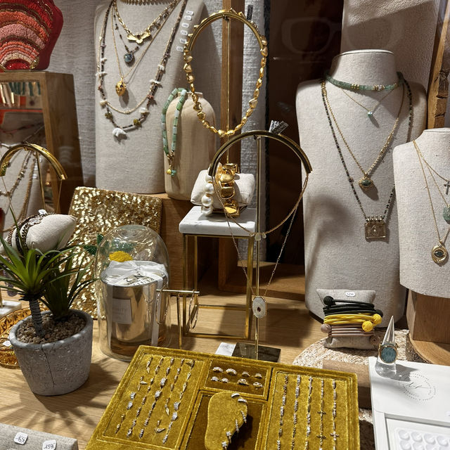 Exquisite pieces of jewellery at this boutique 🥰