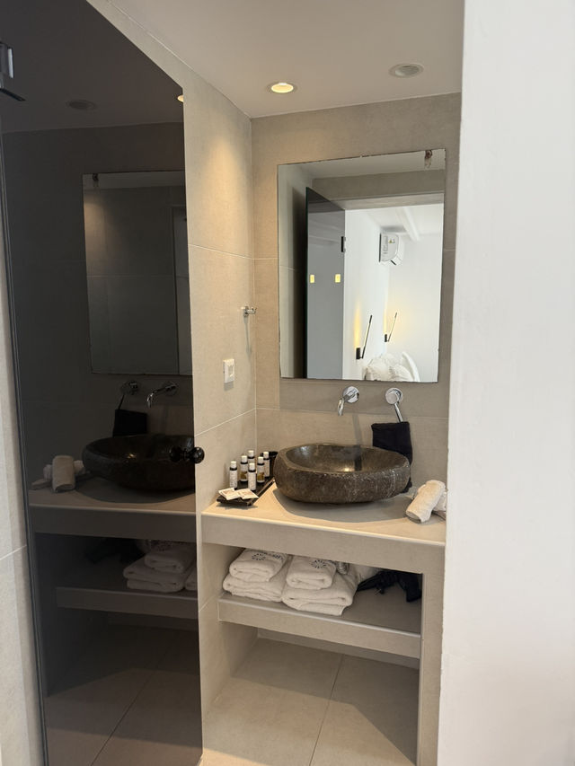 Suite with Sea View – Perfect Location with Stunning Sunset Views