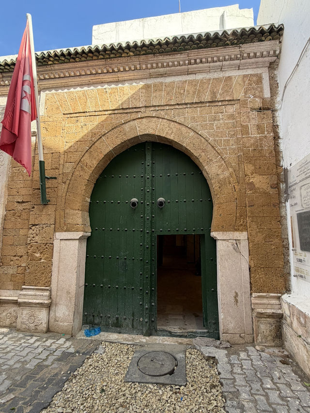 «Открой Тунис глазами GPT: от отеля Victoria до …