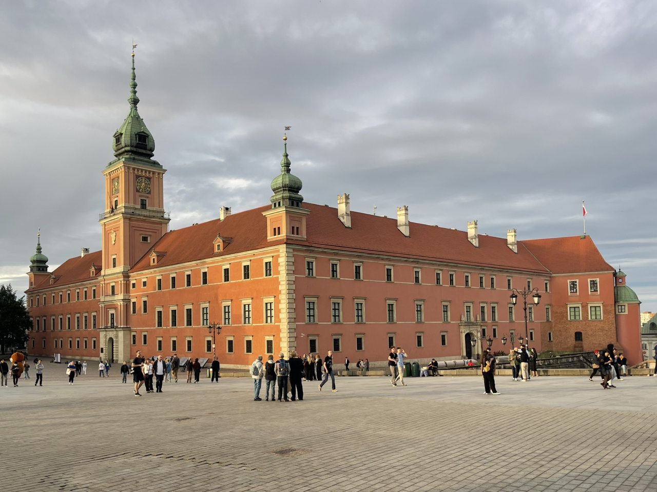 Warsaw không chỉ là thủ đô của Ba Lan mà còn là "thành phố phượng hoàng" tái sinh từ đống đổ nát. Năm 1944, cuộc Khởi nghĩa Warsaw nổi tiếng nổ ra. Sau 63 ngày giao tranh đẫm máu, cuộc khởi nghĩa cuối cùng thất bại. Sau đó, lực lượng chiếm đóng của Đức đã tiến hành một chiến dịch phá hủy có kế hoạch đối với thành phố, gần như san bằng hoàn toàn Phố Cổ. Tuy nhiên, sau chiến tranh, người dân Warsaw đã không bỏ rơi thành phố của họ. Dựa trên các tài liệu lưu trữ lịch sử, những bức ảnh cũ, tranh vẽ và ký ức của những người đã trải qua chiến tranh, họ đã tỉ mỉ và kiên trì xây dựng lại Phố Cổ. Nhiều tòa nhà không chỉ lấy lại được diện mạo ban đầu mà cả bố cục đường phố, quy mô quảng trường và các chi tiết trang trí kiến ​​trúc cũng được khôi phục gần giống nhất với hiện trạng lịch sử. Chính dự án tái thiết gần như kỳ diệu này đã dẫn đến việc Phố Cổ Warsaw được UNESCO công nhận là Di sản Thế giới vào năm 1980.