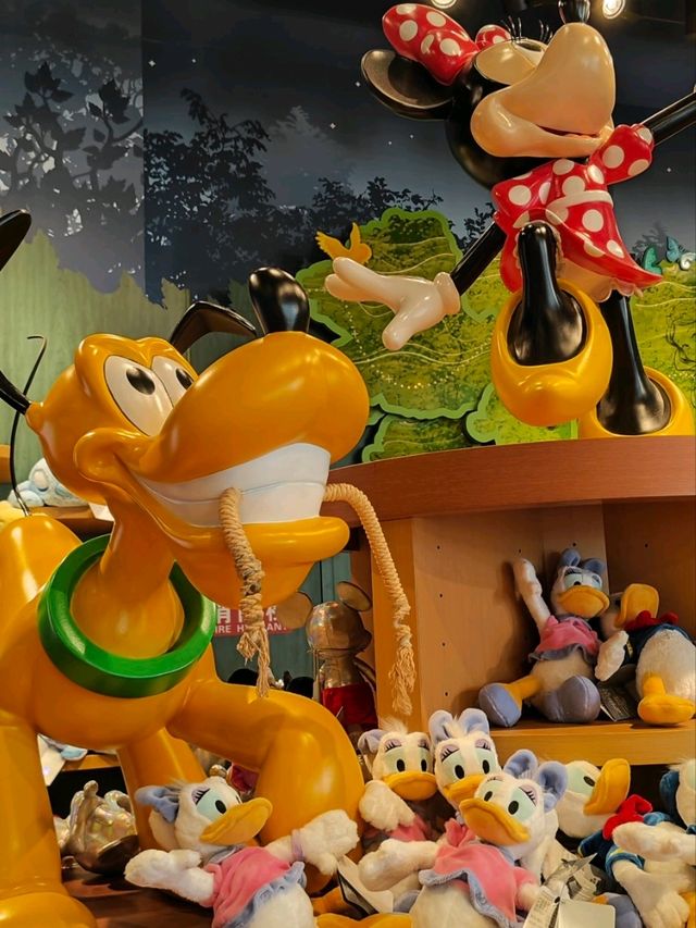Heyyyy here we are at Disney Storeeee