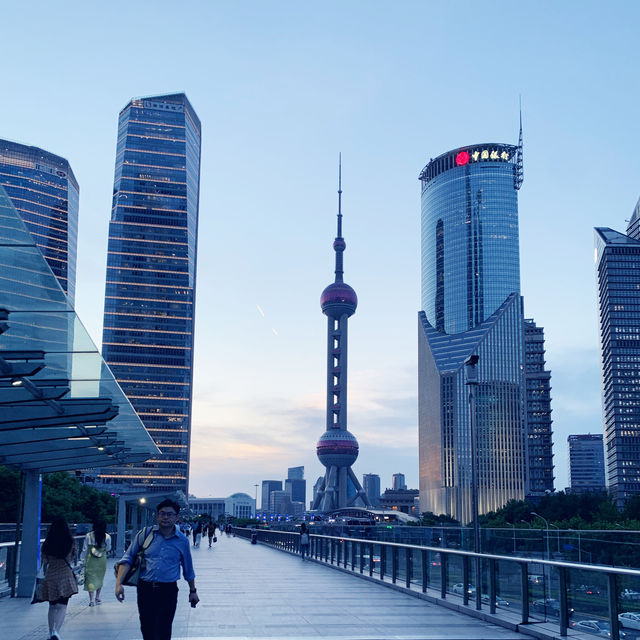 上海東方明珠塔外表探秘：鑲嵌在城市天際線的璀璨明珠