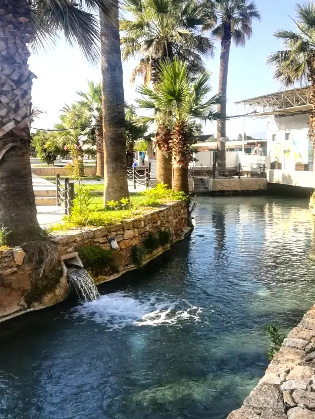 Cotton Castle Adventure | Soaking in the hot springs among the stone pillars~