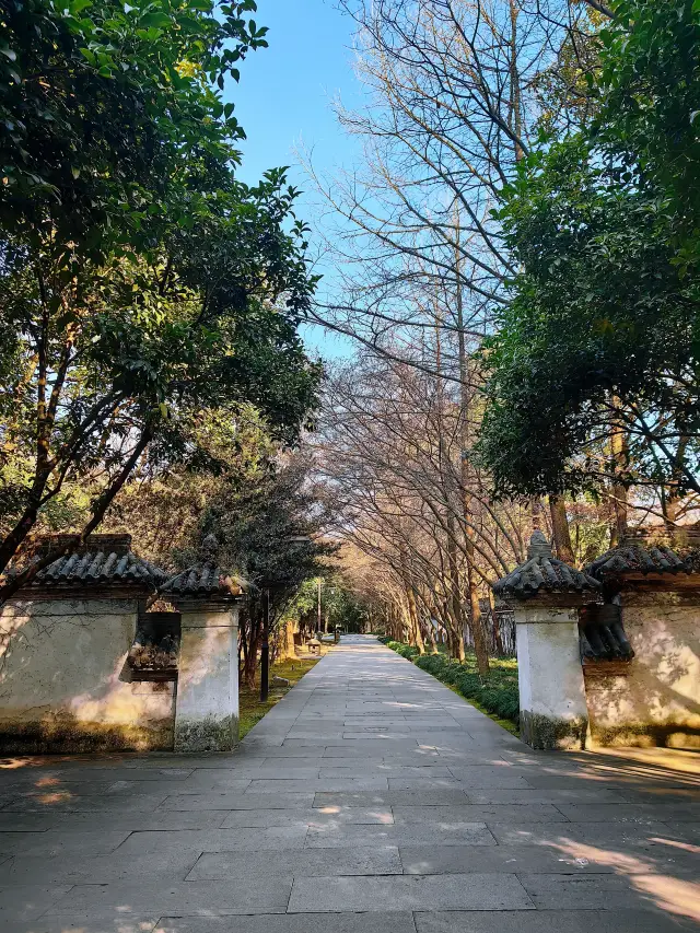 삼국 이후로 코얀은 세대를 거쳐 석공들이 돌을 캐내어 다양한 형태의 거대한 바위를 만들어냈고, 세상에서 가장 큰 돌은 코얀에 있습니다